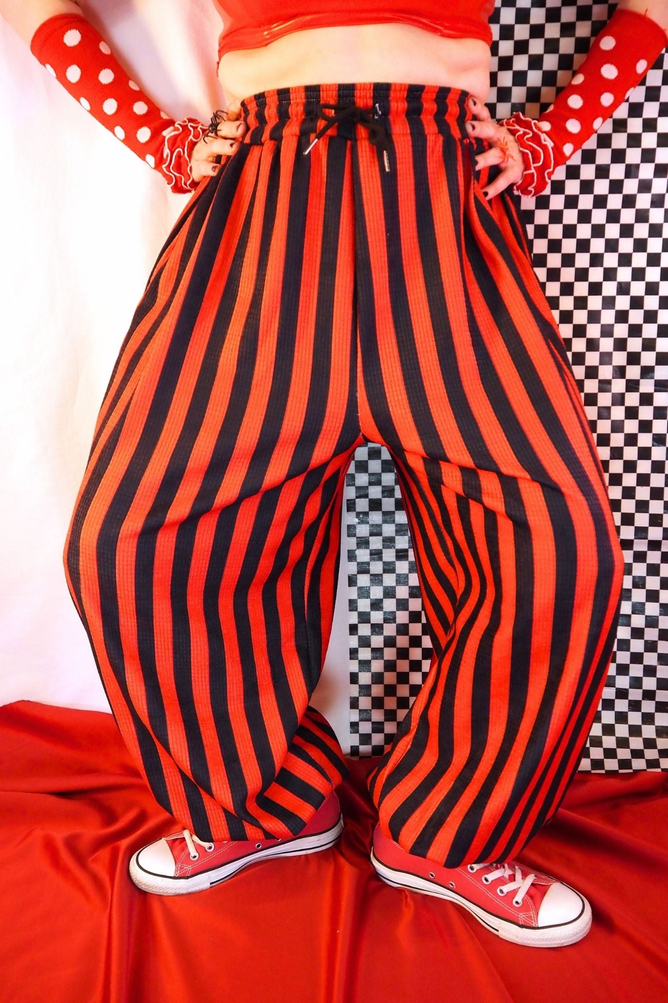Pantalones de payaso rojo y negro