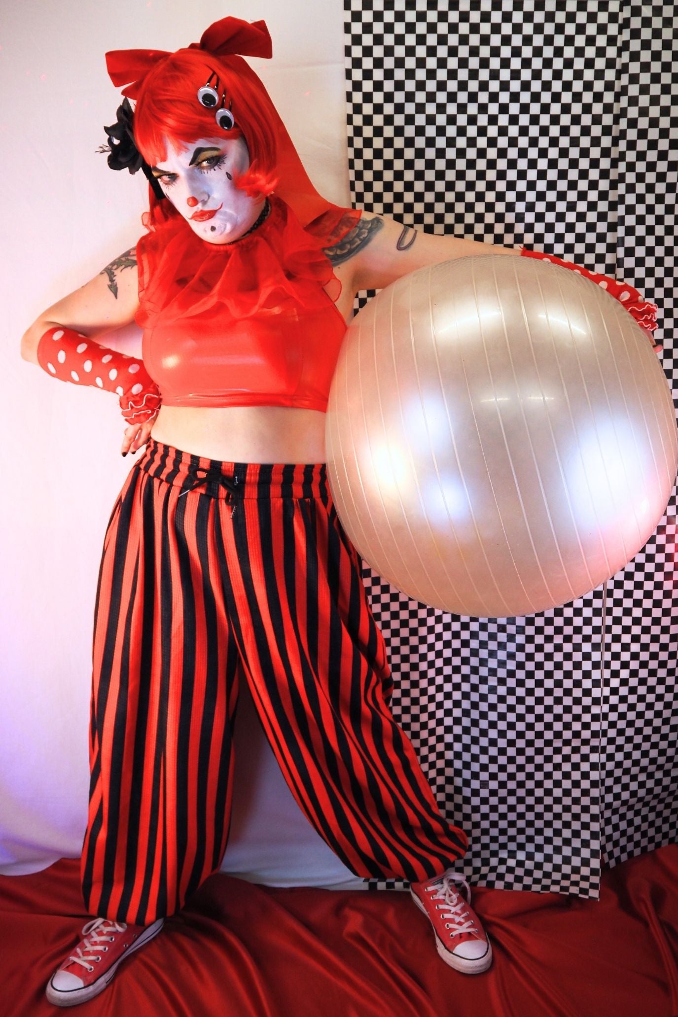 Pantalones de payaso rojo y negro