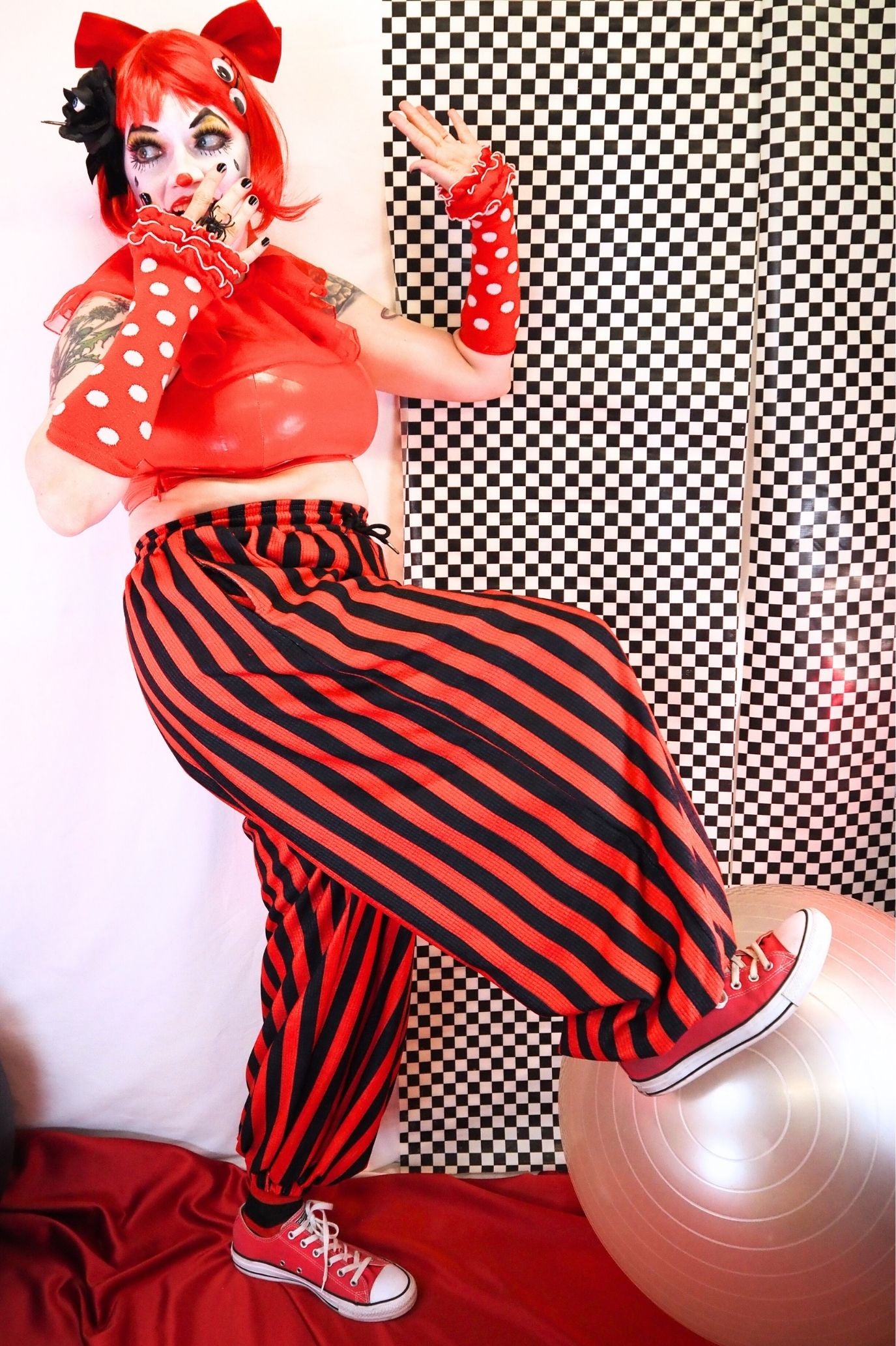 Pantalones de payaso rojo y negro