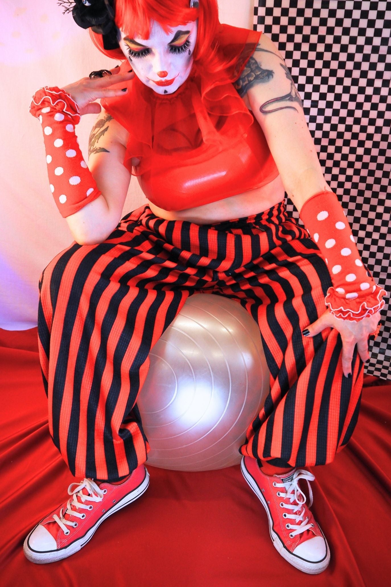 Pantalones de payaso rojo y negro