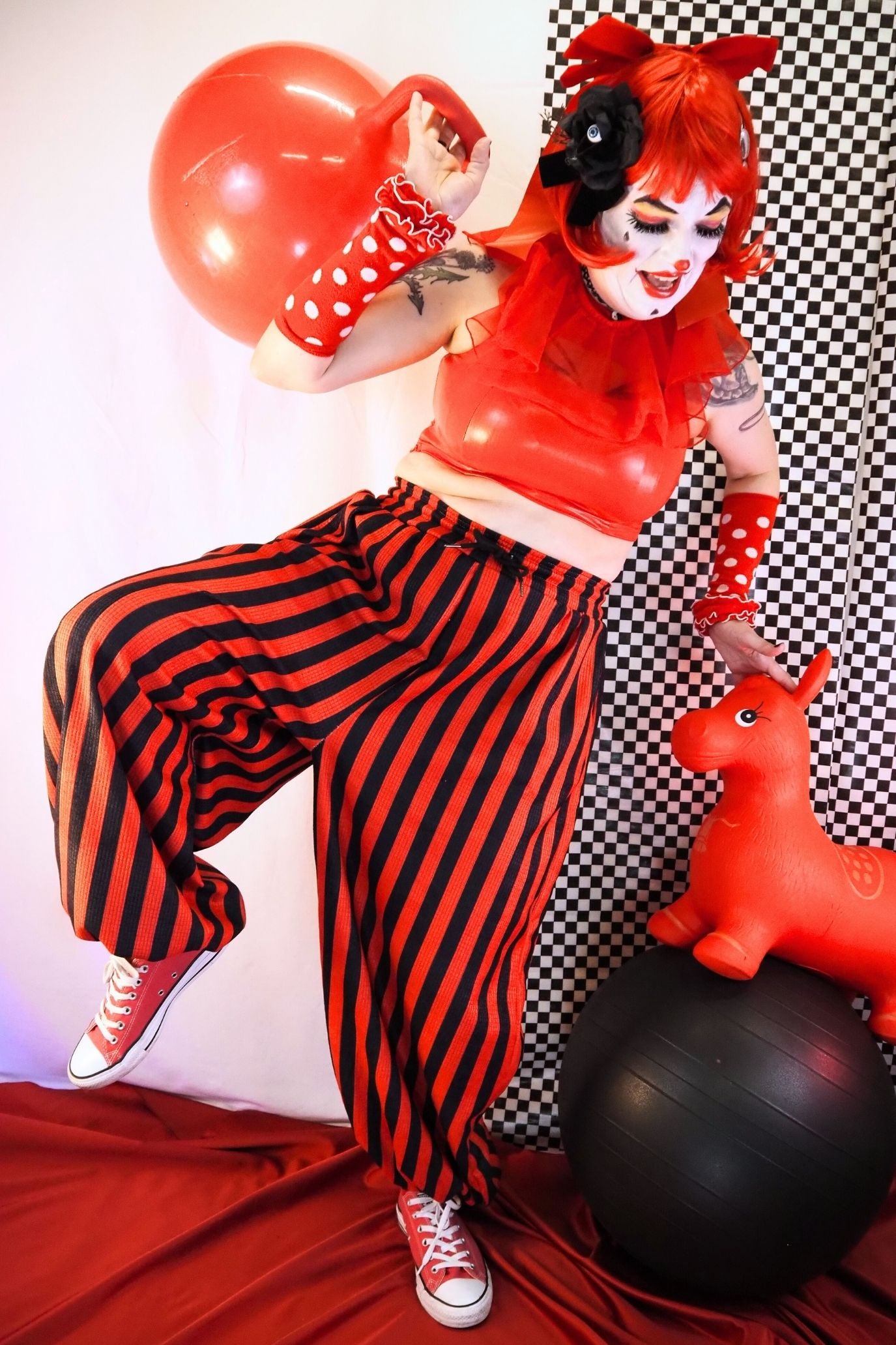 Pantalones de payaso rojo y negro