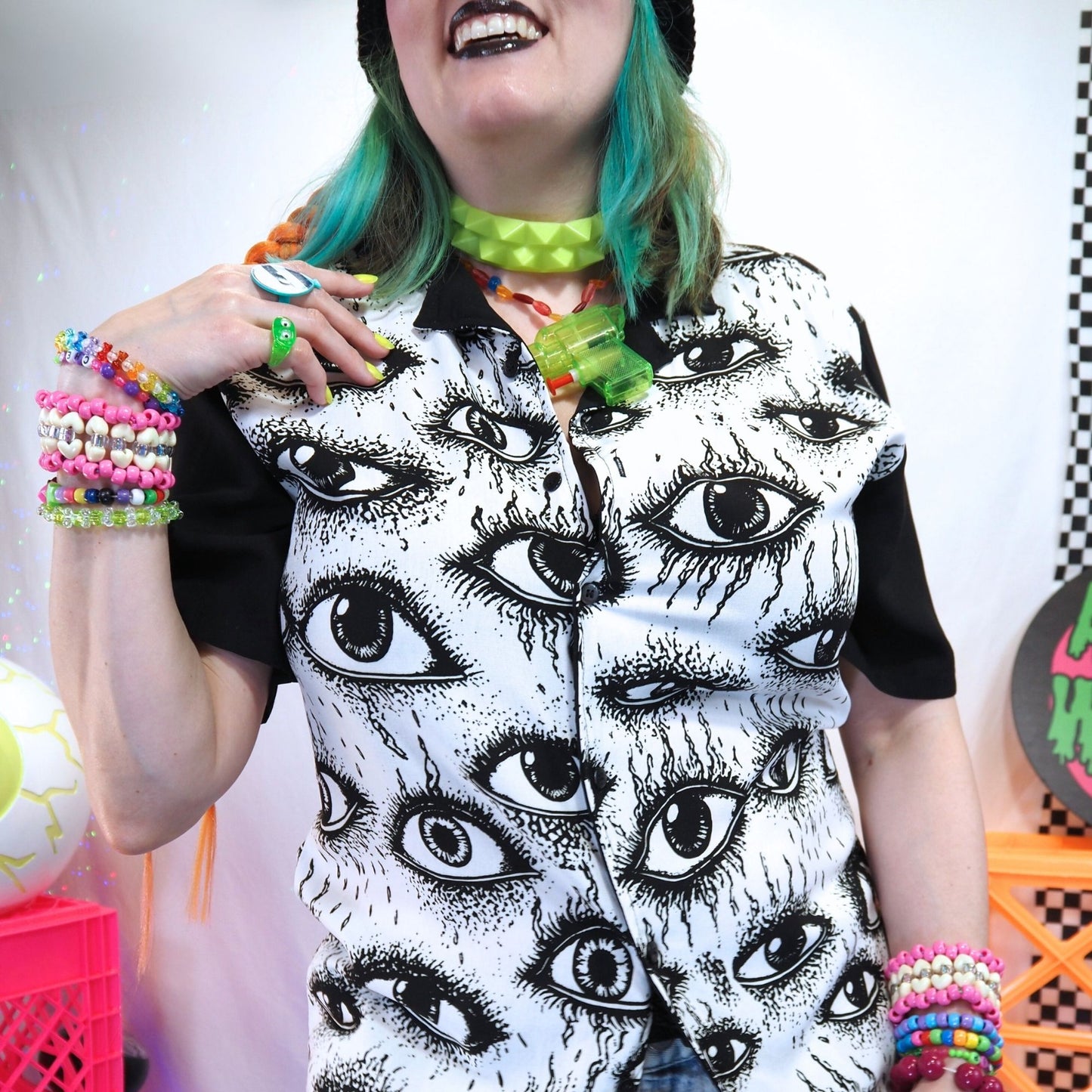 Camisa de bolos en blanco y negro con ojos extraños