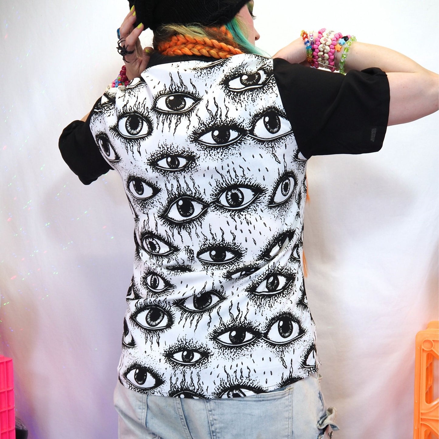Camisa de bolos en blanco y negro con ojos extraños