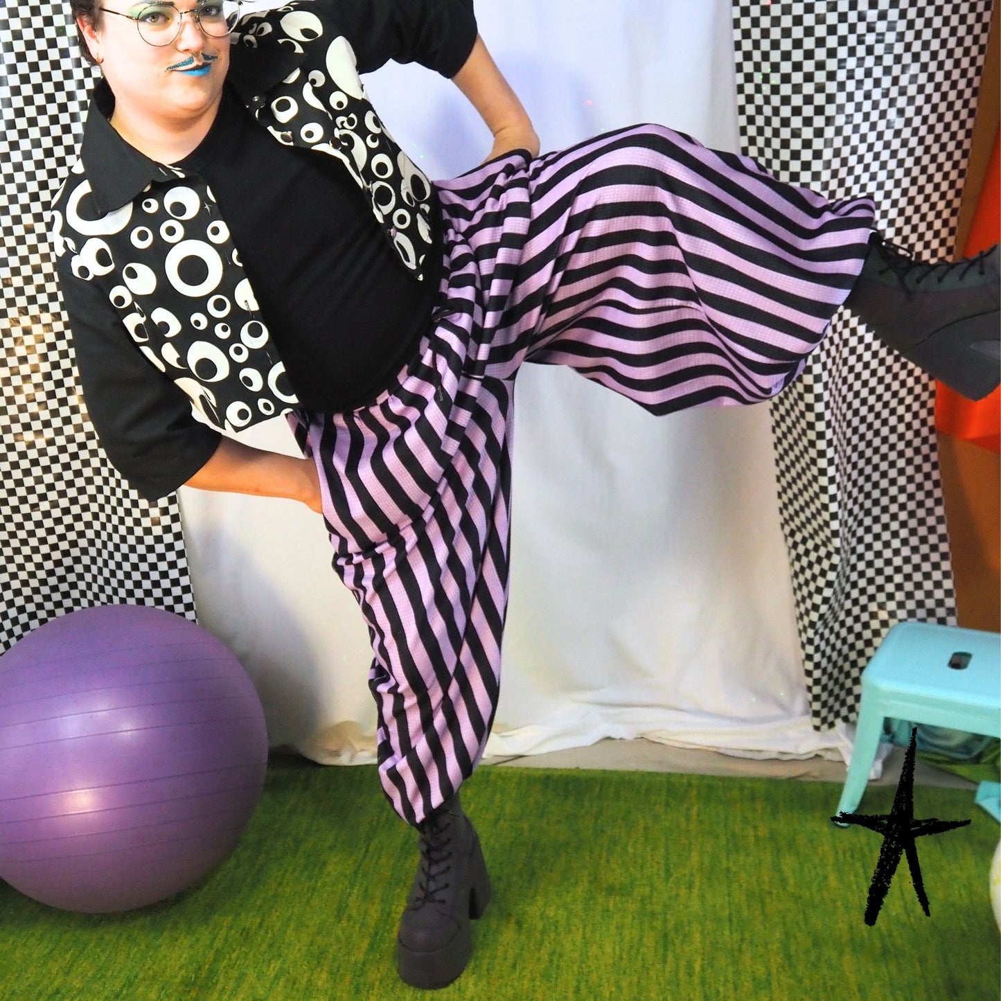 Amethystfarbene, gestreifte, weite Clownshose