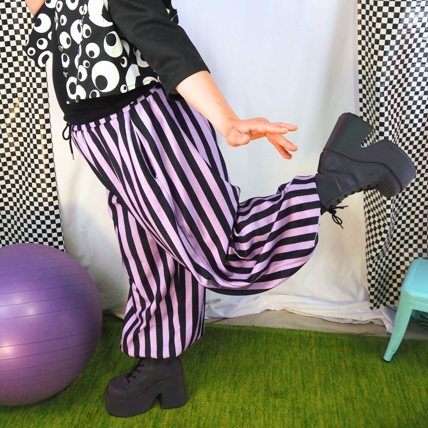 Amethystfarbene, gestreifte, weite Clownshose