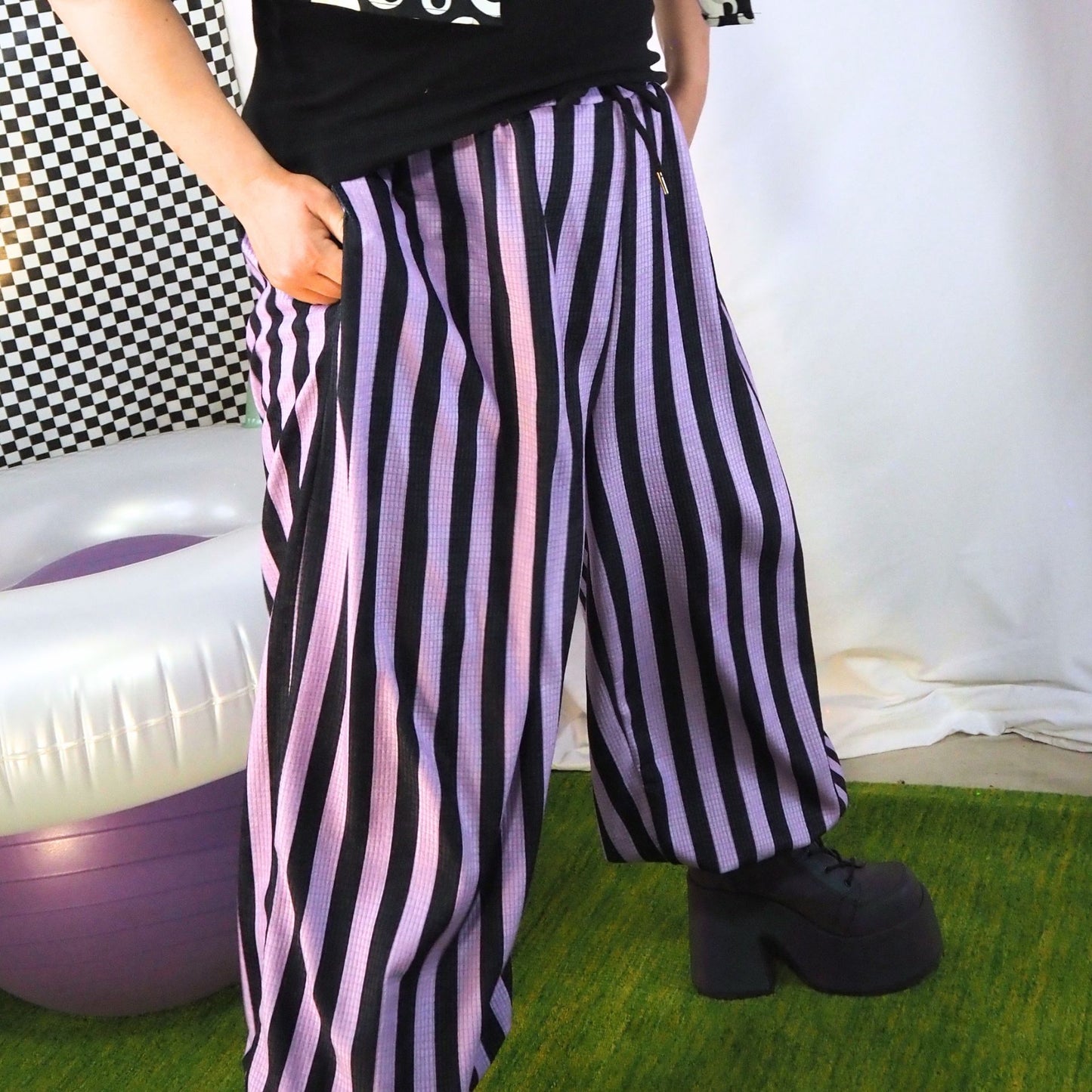 Amethystfarbene, gestreifte, weite Clownshose
