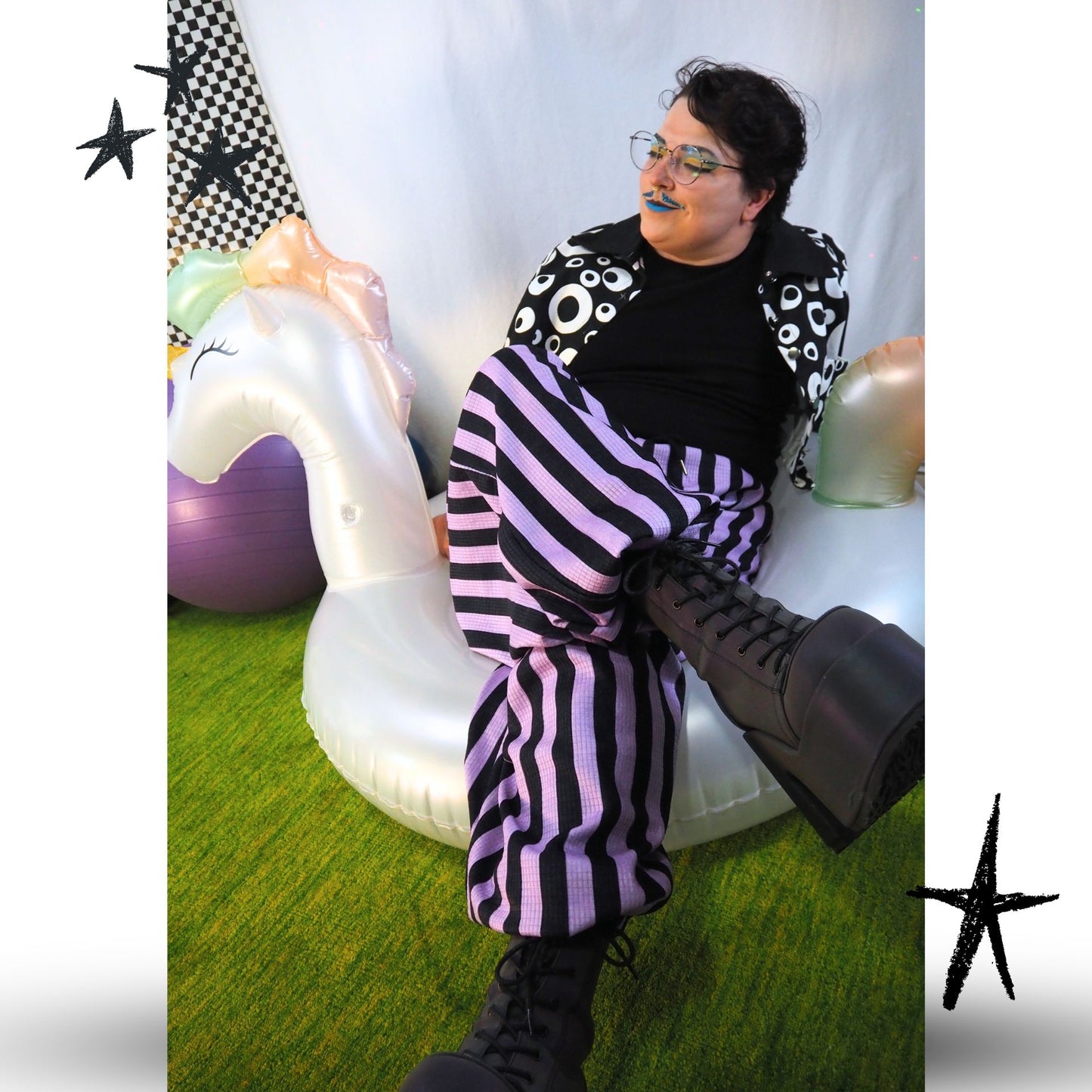 Amethystfarbene, gestreifte, weite Clownshose