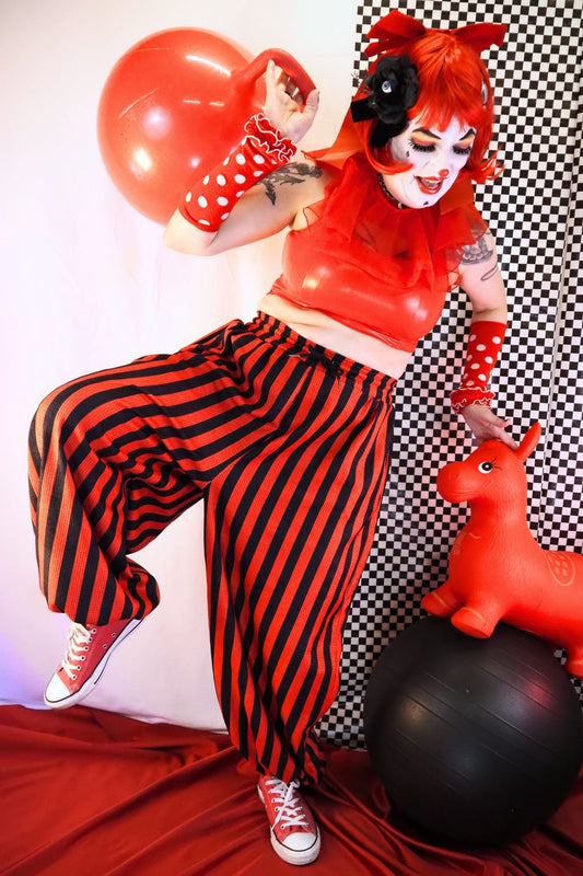Pantalones de payaso rojo y negro
