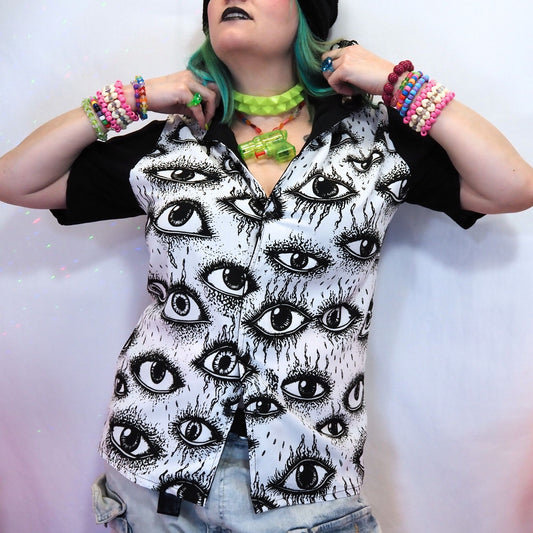 Camisa de bolos en blanco y negro con ojos extraños